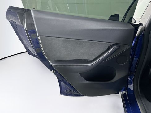 Used 2022 Tesla Model Y Long Range AWD/4WD image 25