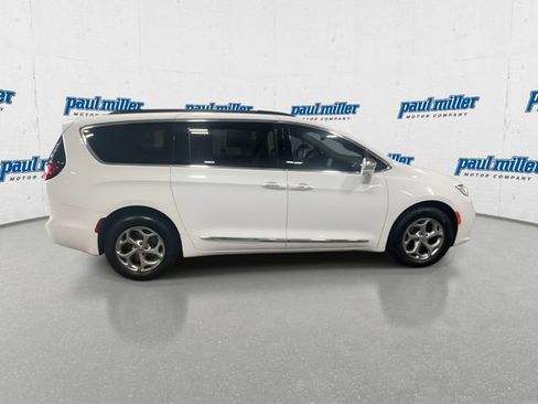 Used 2022 Chrysler Pacifica Limited AWD/4WD image 12