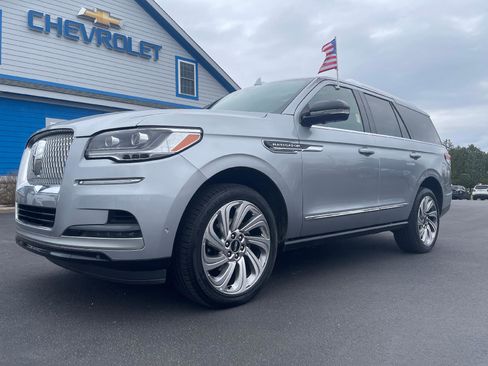 Used 2024 Lincoln Navigator Premiere AWD/4WD image 3