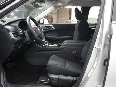 New 2026 Mitsubishi Outlander ES image 6