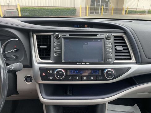 Used 2017 Toyota Highlander XLE FWD image 22