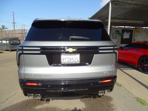 Used 2025 Chevrolet Traverse High Country AWD/4WD image 3