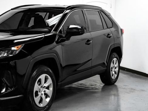 Used 2021 Toyota RAV4 LE image 8