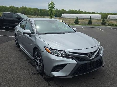 Used 2020 Toyota Camry SE FWD image 3