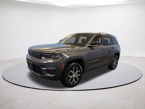Certified 2025 Jeep Grand Cherokee Limited w/ Luxury Tech Group II AWD/4WD image 3