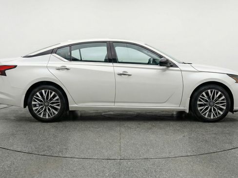 Used 2025 Nissan Altima 2.5 SV image 11