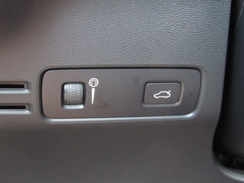 Used 2022 Volvo XC40 P8 Recharge Plus image 37