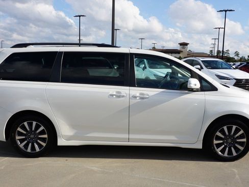 Used 2020 Toyota Sienna Limited Premium image 4
