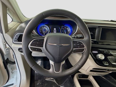 Used 2022 Chrysler Voyager LX image 13