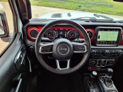 Used 2018 Jeep Wrangler Unlimited Rubicon w/ Dual Top Group AWD/4WD image 17