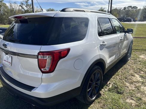 Used 2018 Ford Explorer XLT w/ Equipment Group 202A image 5