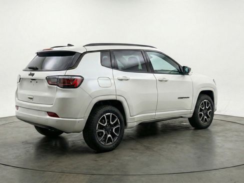 Used 2025 Jeep Compass Trailhawk AWD/4WD image 9