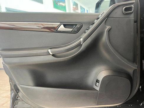 Used 2011 Mercedes-Benz R 350 4MATIC image 12
