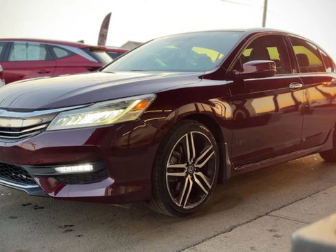 Used 2017 Honda Accord Touring image 5