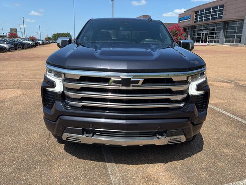 Used 2023 Chevrolet Silverado 1500 High Country w/ Technology Package AWD/4WD image 2