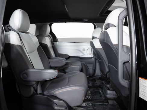 Used 2022 Toyota Sienna XSE w/ XSE Plus Package image 24