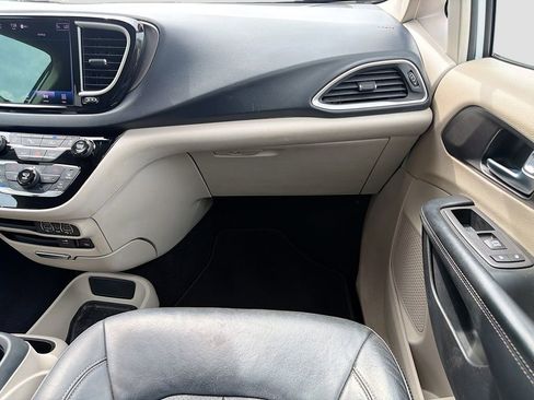 Used 2022 Chrysler Pacifica Touring-L FWD image 18