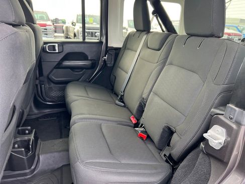 Used 2018 Jeep Wrangler Unlimited Sahara image 21