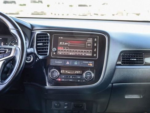 Used 2018 Mitsubishi Outlander 4WD Plug-In Hybrid image 15