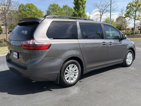 Used 2017 Toyota Sienna XLE FWD image 9
