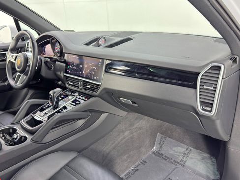 Used 2023 Porsche Cayenne Platinum Edition w/ Premium Package image 15