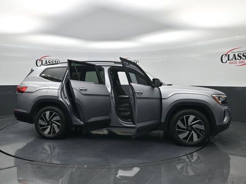 Used 2025 Volkswagen Atlas SE image 33