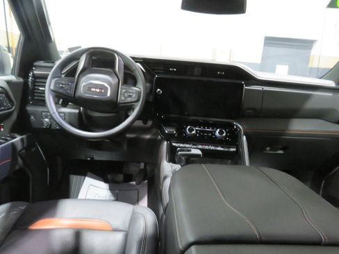 Used 2025 GMC Sierra 1500 AT4 w/ AT4 Premium Package AWD/4WD image 9