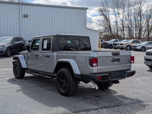 Used 2021 Jeep Gladiator Sport image 3