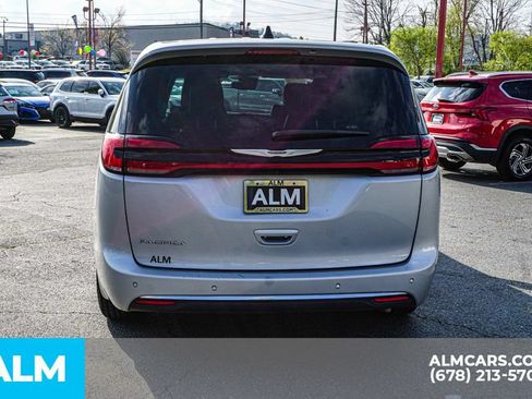 Used 2024 Chrysler Pacifica Touring-L FWD image 10