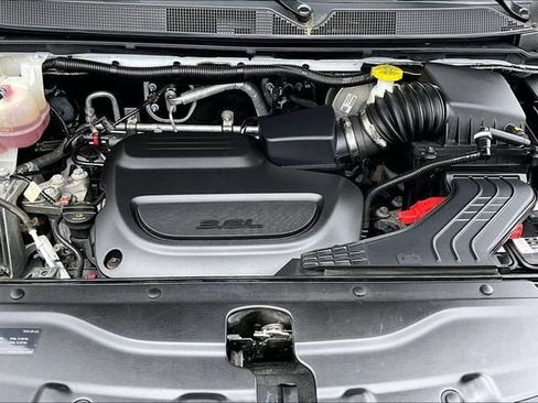 Used 2022 Chrysler Voyager LX FWD image 7