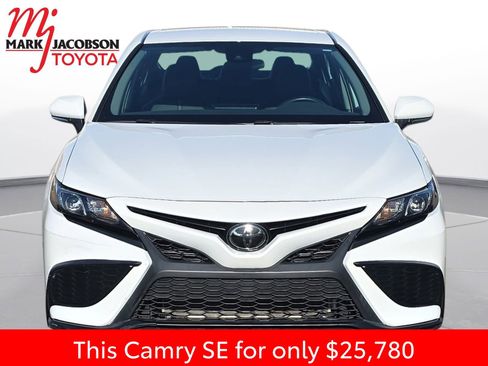 Used 2023 Toyota Camry SE image 3