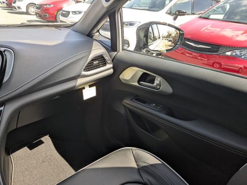 New 2026 Chrysler Pacifica Limited image 16
