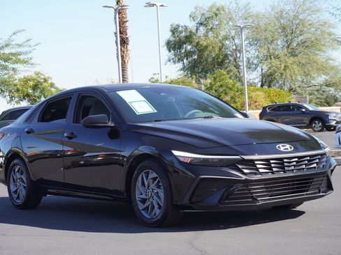 Used 2024 Hyundai Elantra SEL image 4