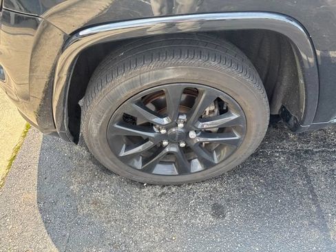 Used 2018 Jeep Grand Cherokee Altitude AWD/4WD image 5