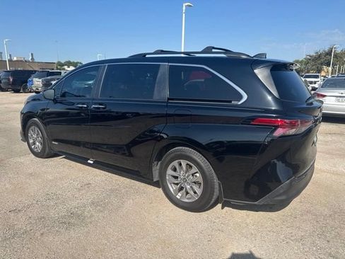 Used 2021 Toyota Sienna XLE FWD image 4