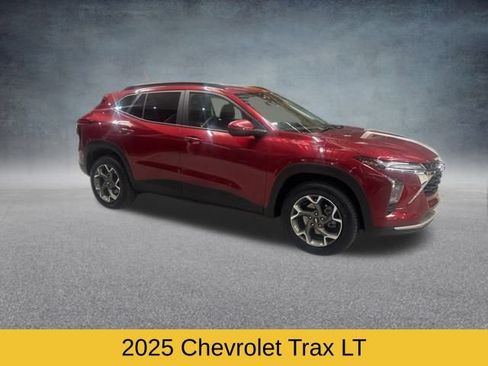 Used 2025 Chevrolet Trax LT w/ LT Convenience Package image 3