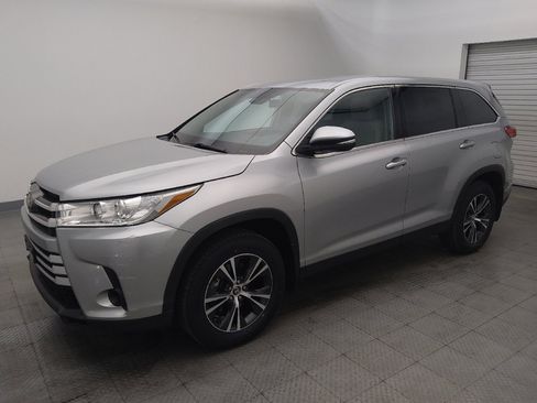 Used 2019 Toyota Highlander LE image 2
