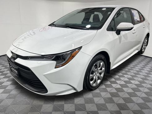 Used 2026 Toyota Corolla LE FWD image 3
