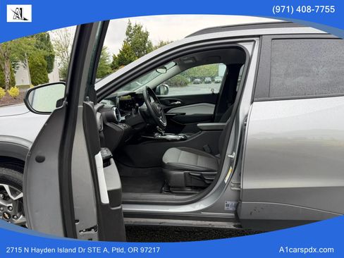 Used 2025 Chevrolet Trax LT w/ LT Convenience Package FWD image 11
