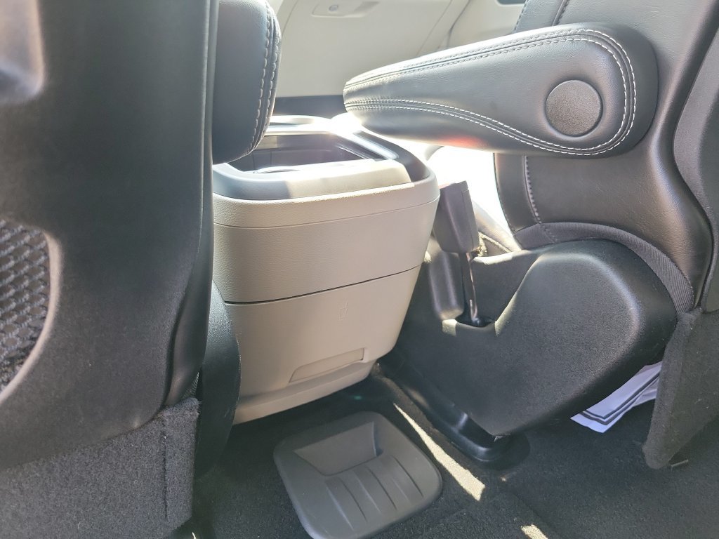 Used 2024 Chrysler Pacifica Limited FWD image 12