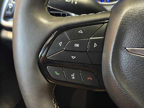 Used 2025 Chrysler Pacifica Limited FWD image 23