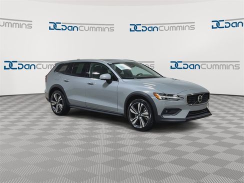 Used 2025 Volvo V60 B5 Cross Country Plus image 3