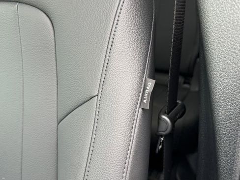 Used 2025 Mercedes-Benz GLB 250 4MATIC image 11