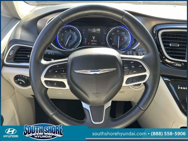 Used 2018 Chrysler Pacifica Touring-L FWD image 16
