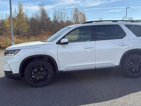 New 2025 Honda Pilot Touring image 14