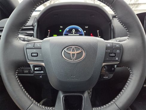 Used 2025 Toyota Camry SE image 19