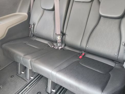 Used 2025 Kia Carnival EX FWD image 26