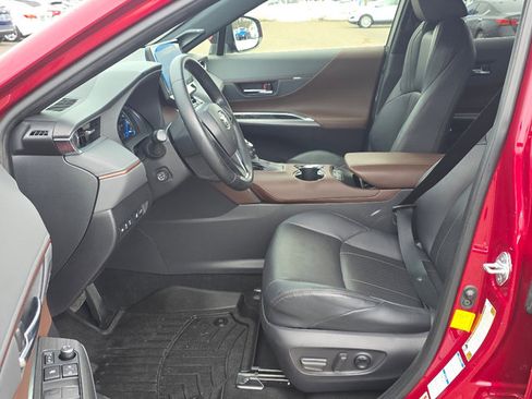 Used 2021 Toyota Venza Limited image 29