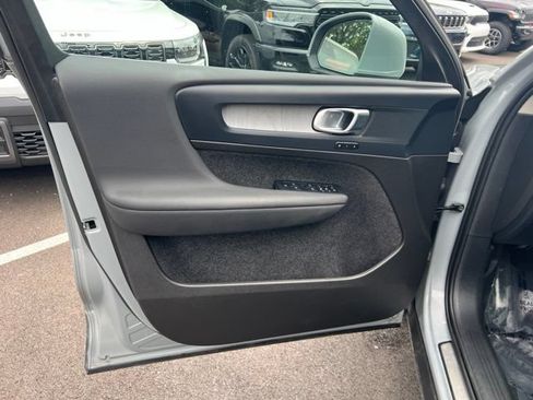 Used 2024 Volvo XC40 B5 Plus AWD/4WD image 4