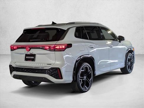 Used 2025 Volkswagen Tiguan SEL R-Line AWD/4WD image 5
